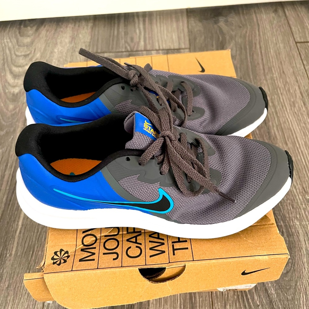 ⭐️NIB Boys Nike Star Runner 3 sneakers. Size 4 youth. Grey, black, and blue!⭐️